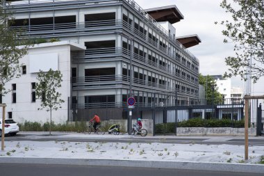 Şehir merkezinde Park Binası