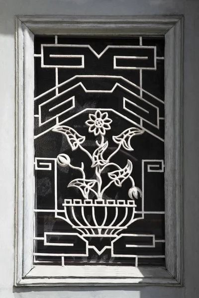 Деталь Старих Дверей Кованими Прикрасами — стокове фото