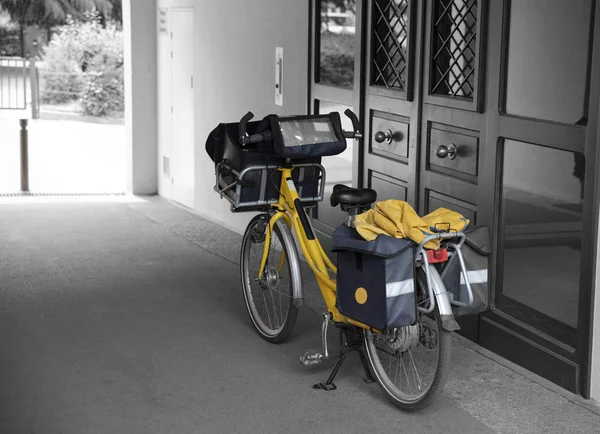 Ein Fahrrad Eines Postboten Das Vor Dem Eingang Eines Gebäudes — Stockfoto