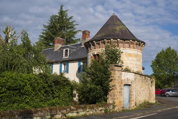 フランスのパリ近郊のシェヴルーズ渓谷にある古い中世の城の塔 — ストック写真