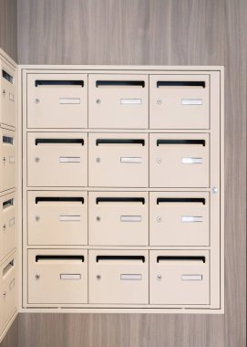 Bir binanın lobisinde posta kutuları grubu