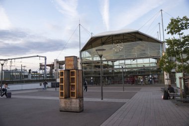 Dışarıdan görülen modern cam tren istasyonu