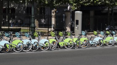 Şehirde elektrikli bisiklet istasyonu