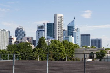 Paris, Fransa'da bir iş bölgesinde binaların mimarisi