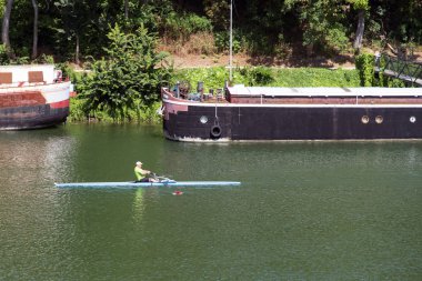 Nehirde kürek çeken bir adam