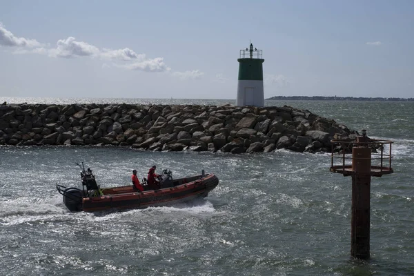 Bir Gemi Iki Deniz Feneri Arasındaki Limandan Ayrılıyor — Stok fotoğraf