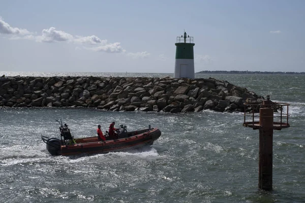 Ship Leaves Port Two Lighthouses — Stockfoto