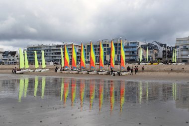 Yaz aylarında Brittany bir plajda yelkenli tekne ve turistler