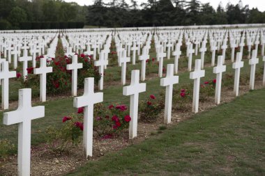 Verdun, Fransa 'da bir askeri mezarlıkta Beyaz Haç
