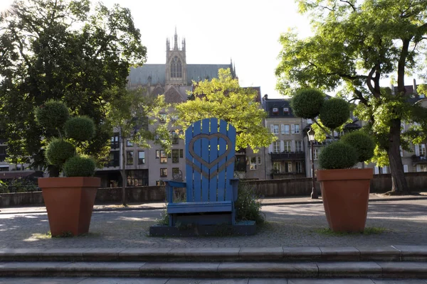 Uma Cadeira Azul Frente Catedral Cidade Metz — Fotografia de Stock