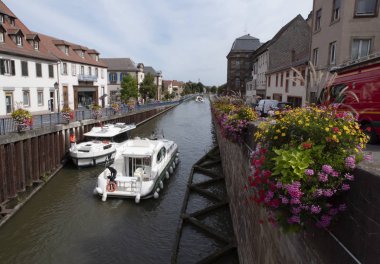 Fransa 'nın Alsace kentindeki bir nehirde iki turist teknesi kesişiyor.