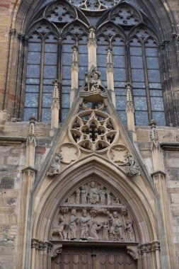 Fransa, Colmar 'da bir kilise cephesi
