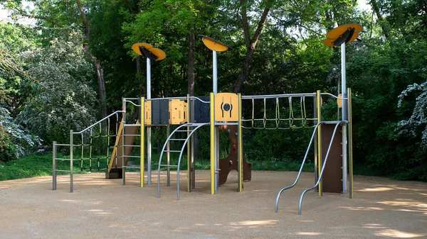Colorato Parco Giochi All Aperto Bambini — Foto Stock