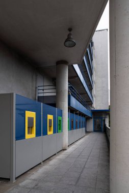 Çöp kutuları olan modern bir binanın mimarisi.