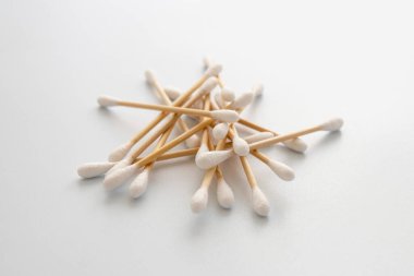 Kulaklar için pamuk tomurcuklarına yakın çekim