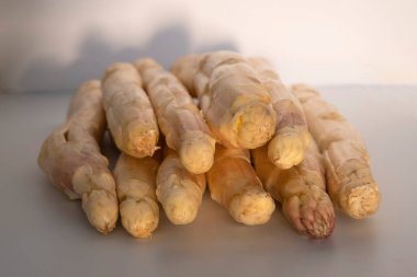 Bir yığın taze, çiğ beyaz kuşkonmaz.