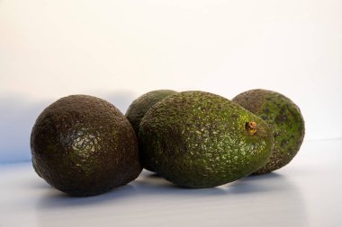 Siyah arka planda taze avokado yakın plan