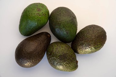 Siyah arka planda taze avokado yakın plan