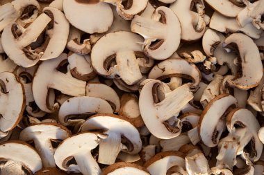 Kesik ve çiğ mantarlara yakın çekim