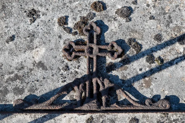 Oud Religieus Kruis Een Katholieke Begraafplaats — Stockfoto