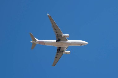 Gökyüzünde bir uçağın yakın çekimi