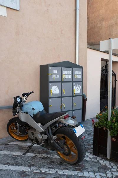 Una Motocicleta Estacionada Ciudad Estacionamiento Motocicletas Con Casilleros Numerados Con — Foto de Stock