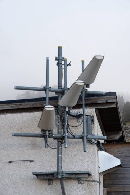 Telefon aktarım anteni bir dağ zirvesinde