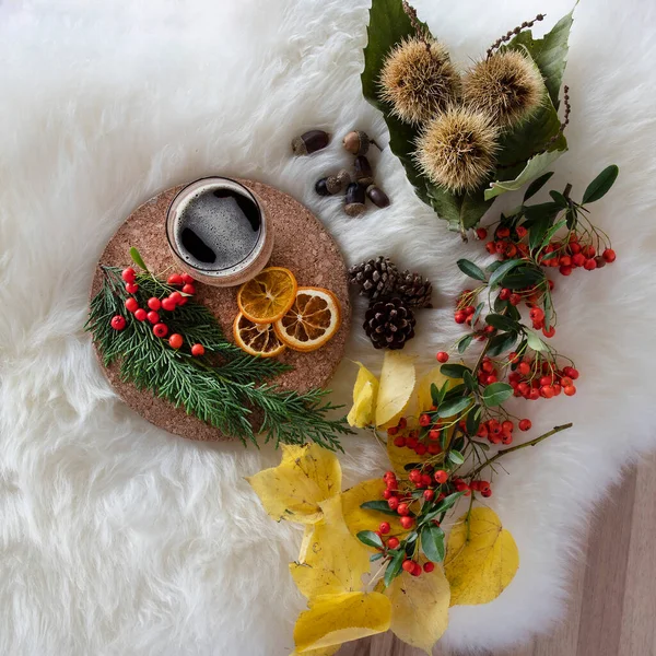 秋とクリスマスの装飾が施されたコーヒーカップ — ストック写真