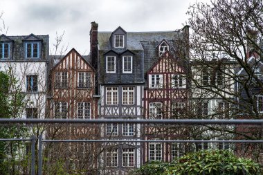 Fransa 'nın Normandiya kentindeki Rouen şehrinde eski yarı keresteli evler.