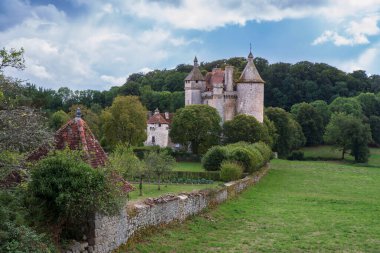 Fransa 'nın La Creuse kentindeki Saint Pradoux les Cardes kasabasındaki Chteau de Villemonteix' in dış mimarisi.