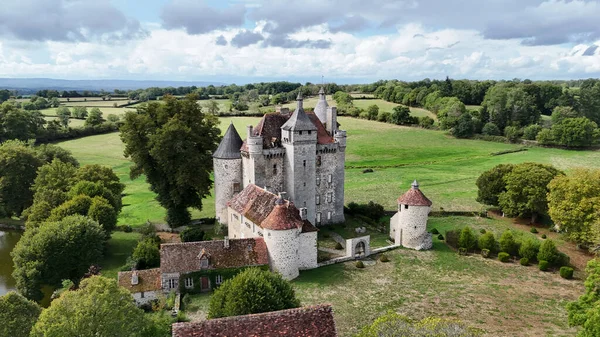 Fransa 'nın La Creuse kentindeki Saint Pradoux les Cardes kasabasındaki Chteau de Villemonteix' in dış mimarisi.