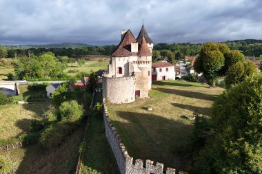 Fransa 'nın La Creuse kentindeki Pontarion Kalesi' nin dış mimarisi
