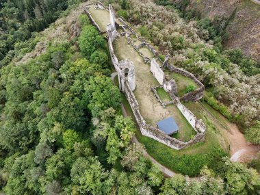 Fransa 'nın Corrze kentindeki Ventadour Kalesi' nin kalıntıları kayalık bir çıkıntıda.