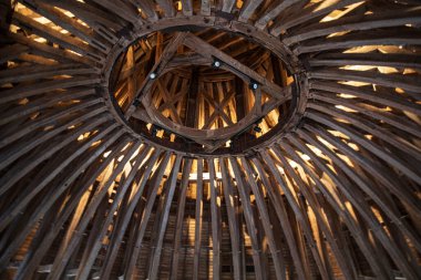 Fransa 'nın Dordogne bölgesinde eski ahşap çatı yapısı