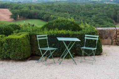 Bir kır bahçesinde sandalye ve masa