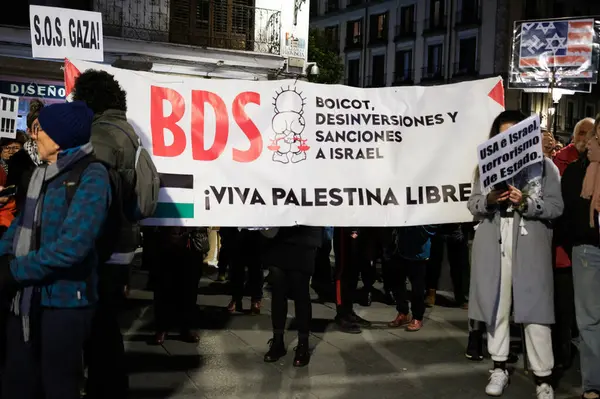 2024年3月1日 几十人在西班牙马德里举行示威 抗议入侵巴勒斯坦 — 图库照片