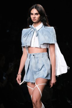 İspanya 'nın 29 Şubat 2023 tarihinde Madrid' de Mercedes Benz Moda Haftası Madrid 'de PETER SPOSITO STUDIO tasarımı ile bir model geçit töreni düzenledi.