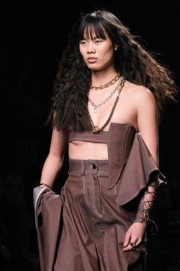 İspanya 'nın 29 Şubat 2023 tarihinde Madrid' de Mercedes Benz Moda Haftası Madrid 'de PETER SPOSITO STUDIO tasarımı ile bir model geçit töreni düzenledi.