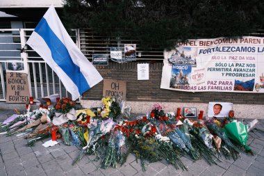 3 Mart 2024 'te İspanya, Madrid' deki Rus Büyükelçiliği önünde Alexei Navalni anısına düzenlenen törende birkaç kişi yer aldı.. 