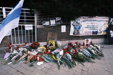 3 Mart 2024 'te İspanya, Madrid' deki Rus Büyükelçiliği önünde Alexei Navalni anısına düzenlenen törende birkaç kişi yer aldı.. 