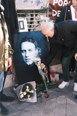 3 Mart 2024 'te İspanya, Madrid' deki Rus Büyükelçiliği önünde Alexei Navalni anısına düzenlenen törende birkaç kişi yer aldı.. 