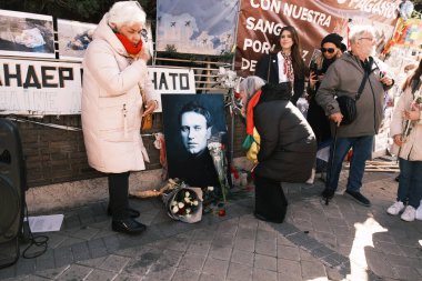 3 Mart 2024 'te İspanya, Madrid' deki Rus Büyükelçiliği önünde Alexei Navalni anısına düzenlenen törende birkaç kişi yer aldı.. 