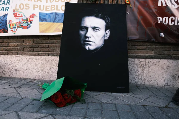Několik Lidí Účastní Pocty Alexeji Navalnimu Před Ruskou Ambasádou Španělsku — Stock fotografie