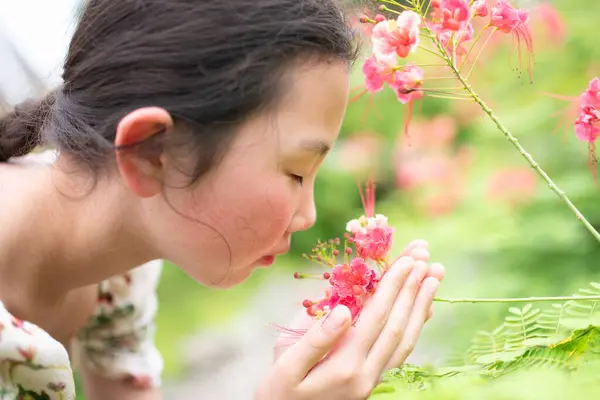 Aziatische Meisje Ruiken Bloemen Close Uitzicht — Stockfoto