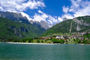 Lago di Molveno nelle Dolomiti del Brenta