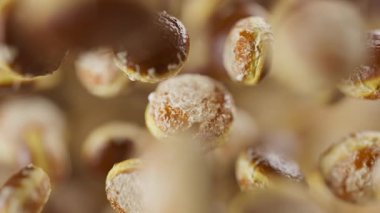 Bir grup çöreğin animasyonu. Birçok donut uzayda arka planda yavaşça döner. Yatay bileşim. Defoktus. Yakın plan..