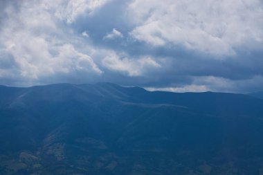 Sonbahar mevsiminde dağ manzarası. Güzel doğal sarı turuncu boya doğası. Dağların tepelerinde hafif sisli bir gün.