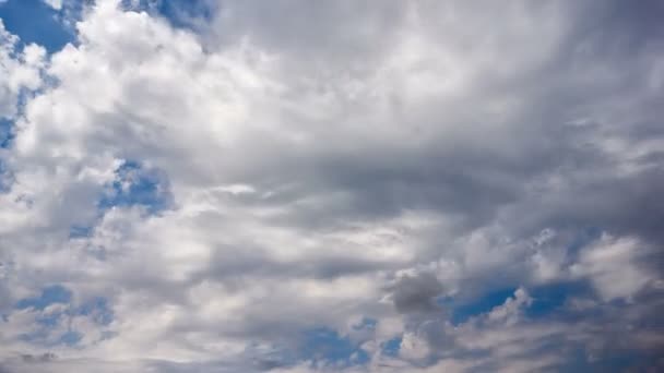 4K. Nuages se déplaçant dans le ciel. Délais impartis. — Video