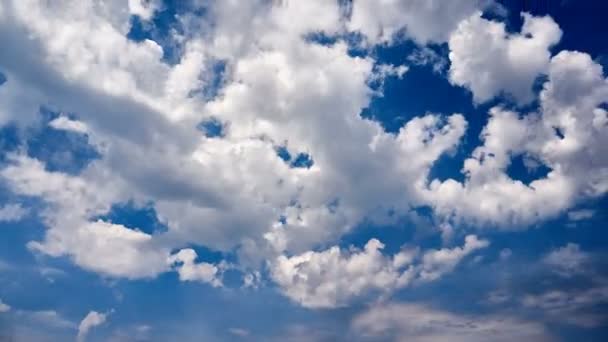 4K. Nuages se déplaçant dans le ciel. Délais impartis. — Video