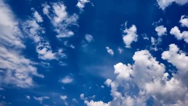 4K. Nuages se déplaçant dans le ciel. Délais impartis. — Video